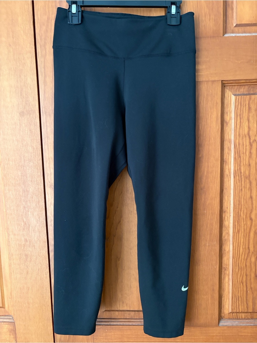Nike women’s Black Athletic Cropped Leggings. Size S